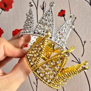 Adorno CORONA MEDIANA CON STRASS Plastica . Dorada o Plata.