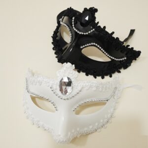 Antifaz blanco o negro